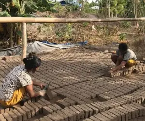 LIPSUS: Usaha Bata Merah di Wolomarang Sikka, Warisan Keluarga yang Jadi Harapan Warga